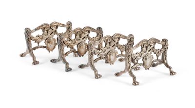 un ensemble de quatre figurines en argent représentant des chevaux et leurs cavaliers