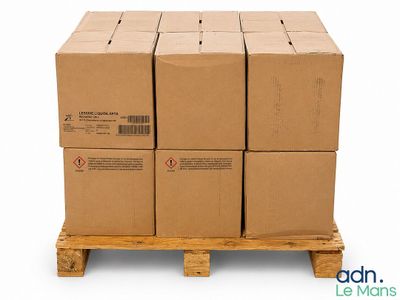 plusieurs cartons empilés sur une palette, sur fond blanc