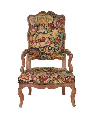 une image d'une chaise dont l'assise est recouverte d'un rembourrage floral