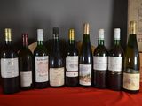 plusieurs bouteilles de vin sont alignées sur une table