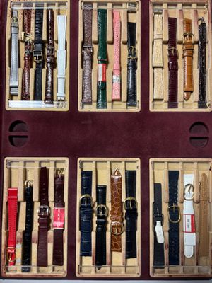 Important lot de bracelets de montres comprenant : - 9 brace…