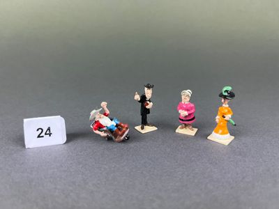 quatre figurines représentant des personnes debout les unes à côté des autres