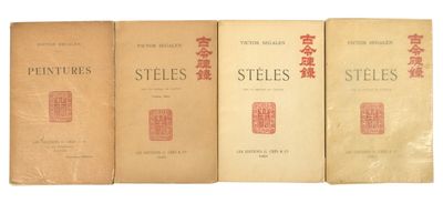 trois livres sont alignés sur une surface blanche