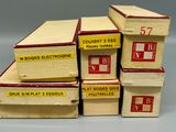 cinq boîtes empilées les unes sur les autres sur une table