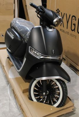 une trottinette posée sur un carton