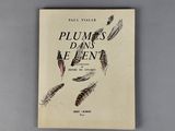 un livre sur lequel figure un dessin représentant des plumes volant dans les airs