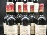 six bouteilles de vin rouge sont alignées