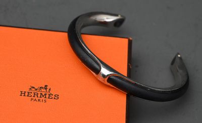 bracelet Hermès en cuir noir avec fermoir plaqué argent