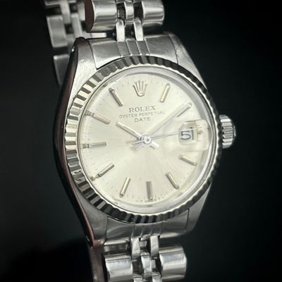 une montre en argent ornée de chiffres romains