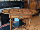 une table en bois avec un plateau en marbre dans un salon