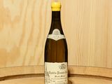 une bouteille de vin posée sur un tonneau