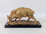 sculpture en bronze représentant un sanglier, posée sur un socle en marbre noir