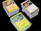 trois paquets de cartes Pokémon empilés les uns sur les autres