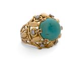 un gros plan d'une bague sertie d'une turquoise entourée de diamants