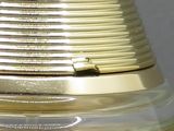 gros plan d'un flacon de parfum sur une table