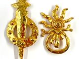 paire de broches dorées représentant un soleil et des rayons de soleil