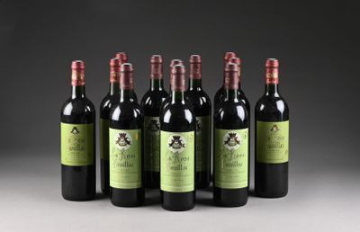 six bouteilles de vin rouge sont alignées