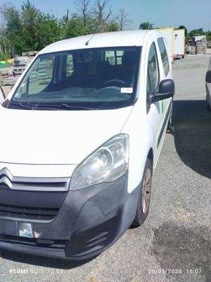 une camionnette blanche garée sur le parking