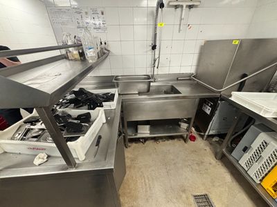 Ligne de plonge comprenant : Table avec etagere gradin 1 plo…