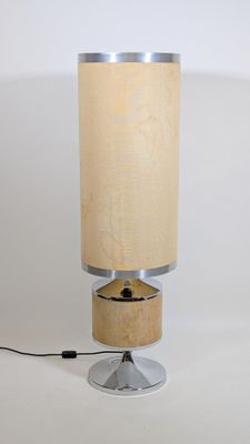 une photo d'une lampe de table avec un pied en bois et un pied en métal