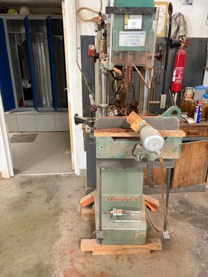 une machine qui se trouve dans un garage