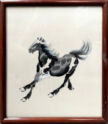 tableau représentant un cheval au galop, dans un cadre en bois, sur fond blanc