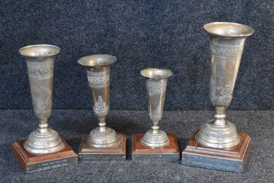 Vietnam Lot de 4 coupes en métal argenté et ciselé à cols év…