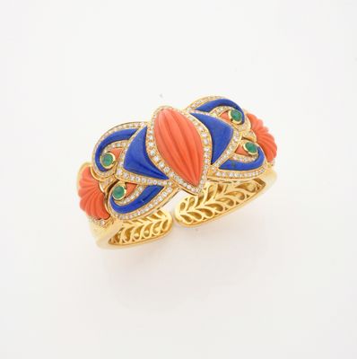 un gros plan d'une bague ornée d'un motif orange et bleu