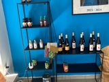 de nombreuses bouteilles de vin sur les étagères de la pièce