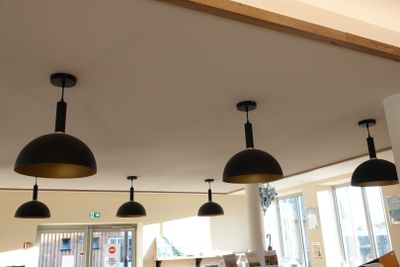 quatre lampes à lumière noire suspendues au plafond d'un restaurant