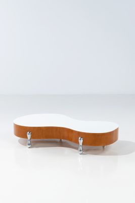 un skateboard blanc et marron posé sur un sol blanc