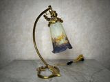 une lampe posée sur une table en marbre