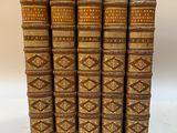 un ensemble de six livres anciens avec des motifs dorés et bruns