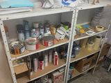 une étagère remplie de peinture et d'autres objets dans une pièce