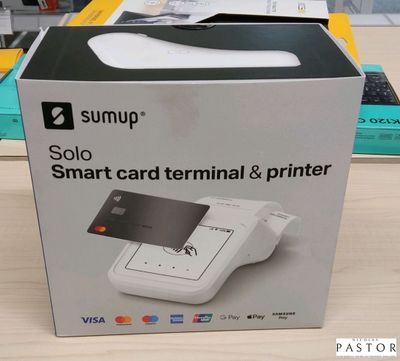emballage d'un terminal à carte à puce et d'une imprimante posés sur une table