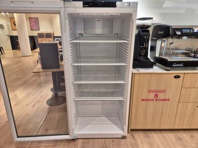 un réfrigérateur vide au milieu d'une cuisine