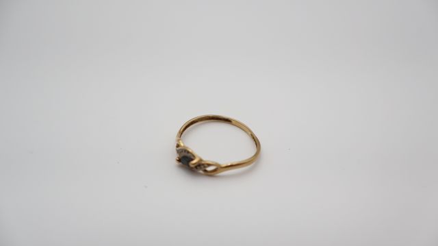 Bague en or 18 carats 750 millièmes à décor d’une petite pierre r...