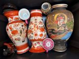 de nombreux vases posés ensemble sur une étagère