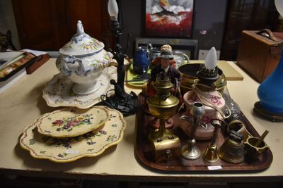 un plateau sur lequel se trouvent de nombreux objets différents
