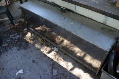 un banc posé contre le mur de la maison