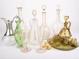 un grand nombre d'objets en verre posés sur une table