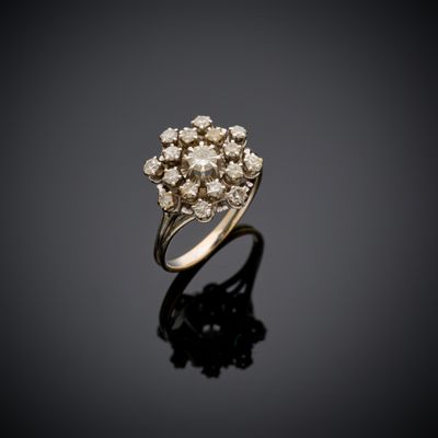 une bague sertie de diamants en grappe sur un fond noir