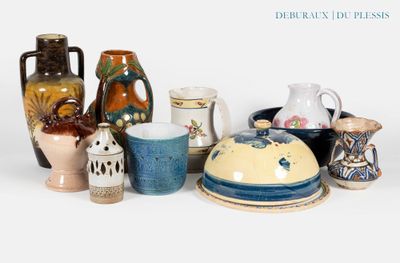 de nombreux types de vases et de bols sur la table
