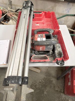 une photo d'une boîte à outils rouge contenant une perceuse et une boîte à outils rouge