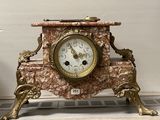 une horloge posée sur une table