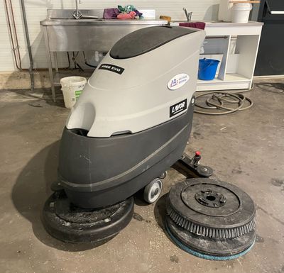 une machine posée sur le sol du garage