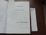 un livre ouvert sur une table, sur lequel on peut lire quelques mots