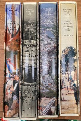 trois livres posés sur une table en bois, l'un à côté de l'autre