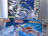 trois boîtes de legos de tailles et de formes différentes sont posées sur une table