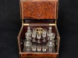 une boîte en bois dans laquelle se trouve un service en verre